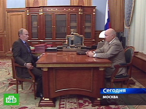 Тем не менее сообщаю. Тем не менее вводное слово. Выделяется ли тем не менее запятыми. В первую очередь запятая нужна или нет. Важность знаков препинания в русском языке.