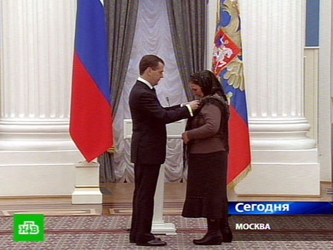 Награда медведеву. Награждение Медведевым. Награждение Медведева в Риме. Медведев награждает артистов.