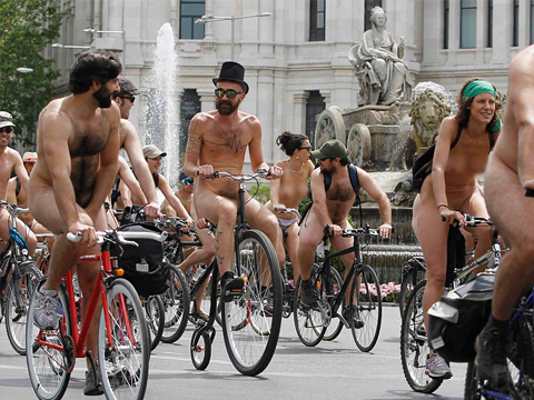 Велонудисты в Италии организовали массовую поездку по Турину