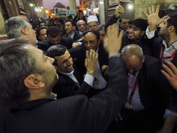 Ахмадинежад стал мишенью ботинкометателя: видео из Каира