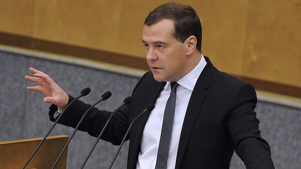 Также можно в российский. Медведев депутат Госдумы. Медведев в Думе. Депутат за стойкой. Медведев выступает.