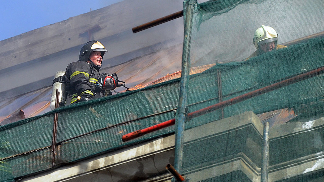 Затопление крыши. Спасалась на крыше. Спасалась на крыше. Спасатели спуск здание. Нью орлеан потоп.