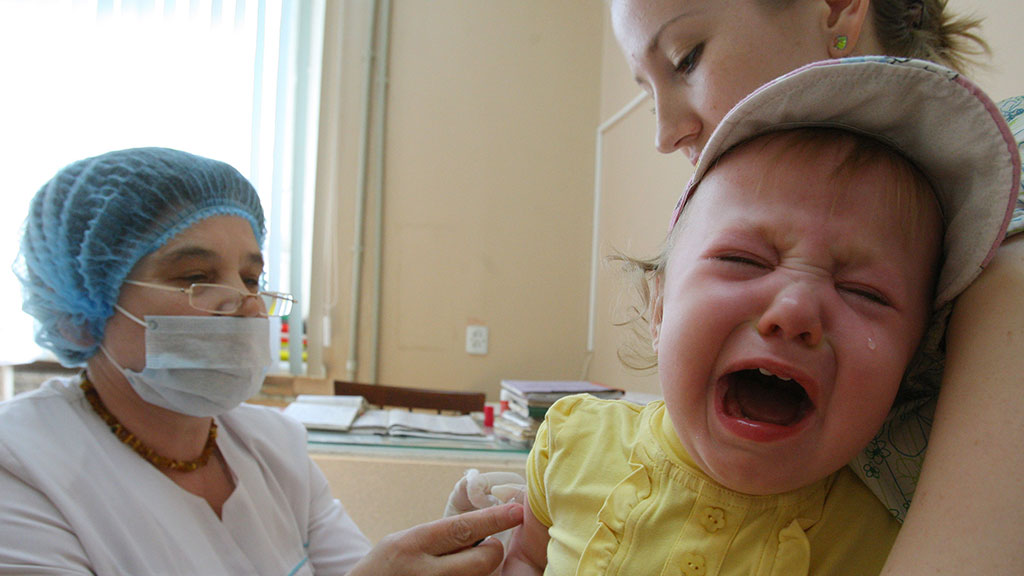Прививки дети плачут. Вакцинация детей плачет.