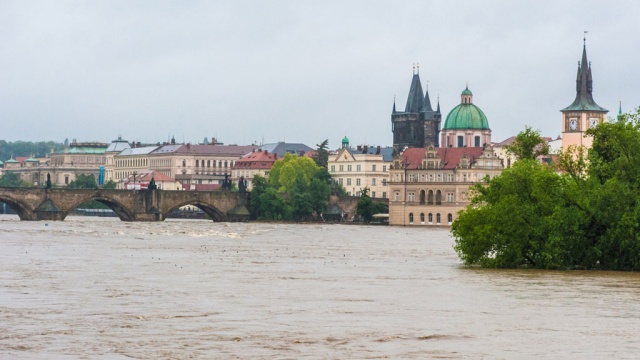 Уровень воды в пражской Влтаве растет на 20 см в час.наводнения, река, спасатели, Чехия.НТВ.Ru: новости, видео, программы телеканала НТВ