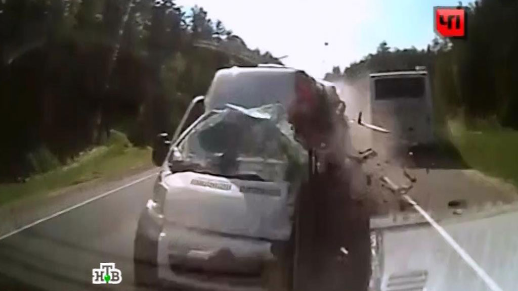 Пензенец снял на видео влетевшую в отбойник фуру на трассе М-5