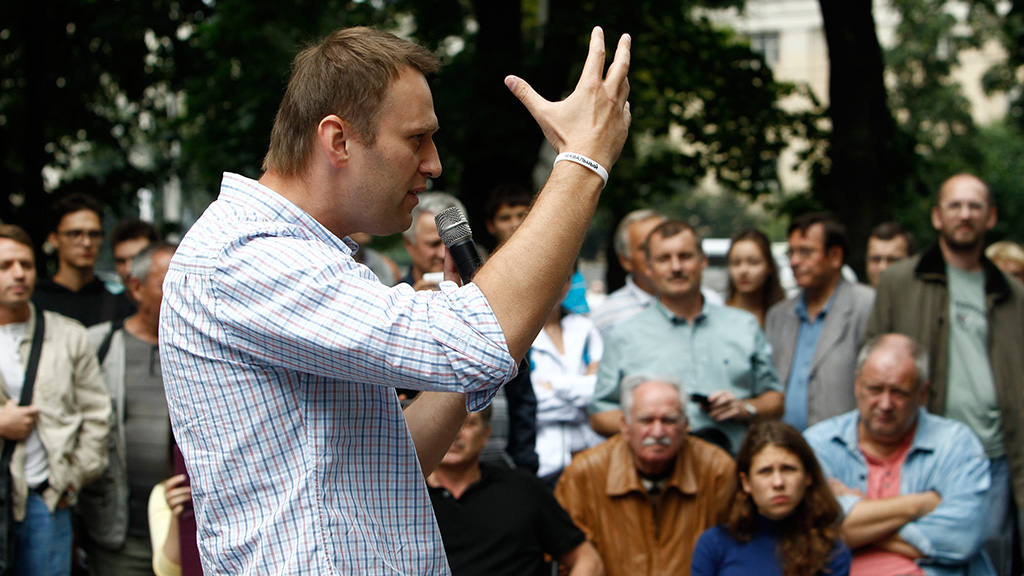 Новости россии дейли. Навальный встреча с избирателями. Навальный с избирателями. Дебаты Собянина и Навального 2013.