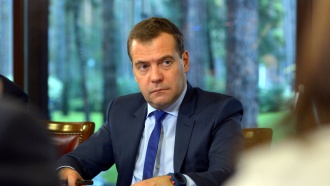 Медведев поручил подготовить предложения по заморозке тарифов монополий