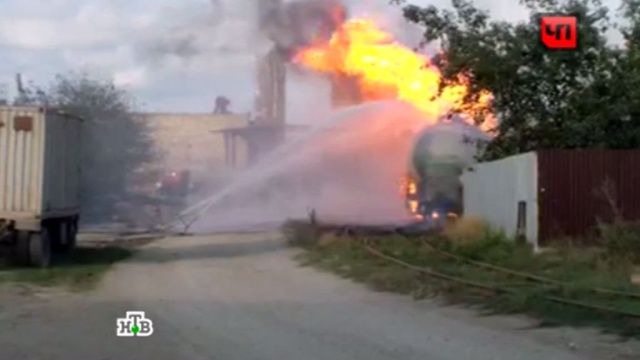 Взорвавшийся в Дагестане завод выбросил 10-метровый столб огня.взрыв, Дагестан, нефть, пожар.НТВ.Ru: новости, видео, программы телеканала НТВ
