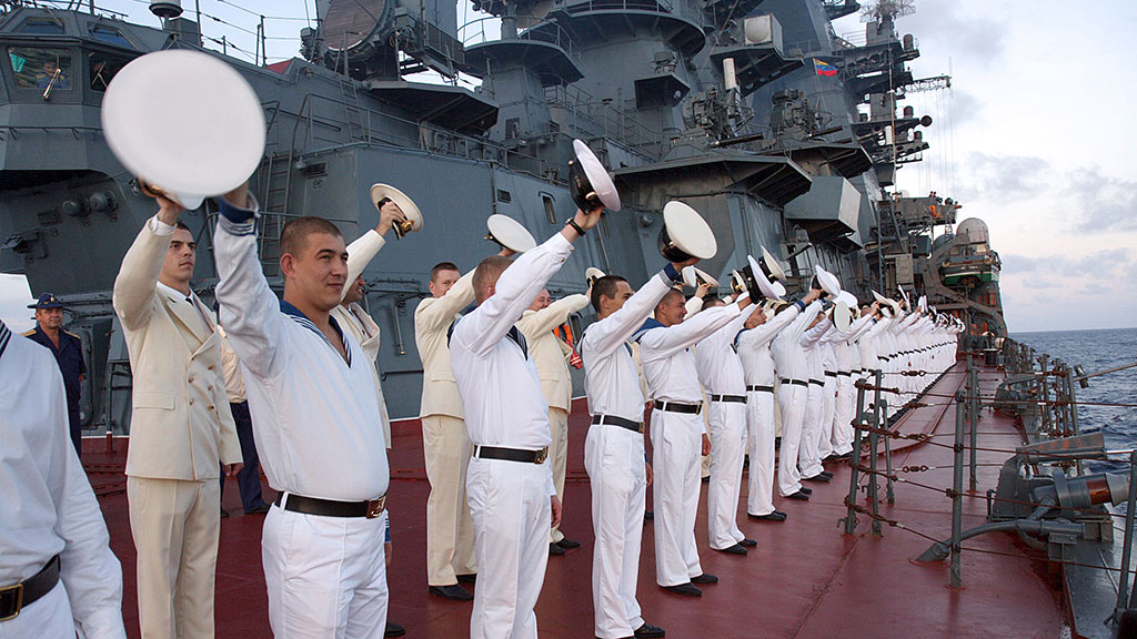 Моряки на палубе. Моряки на корабле. Военный корабль с моряками. Экипаж военного корабля.