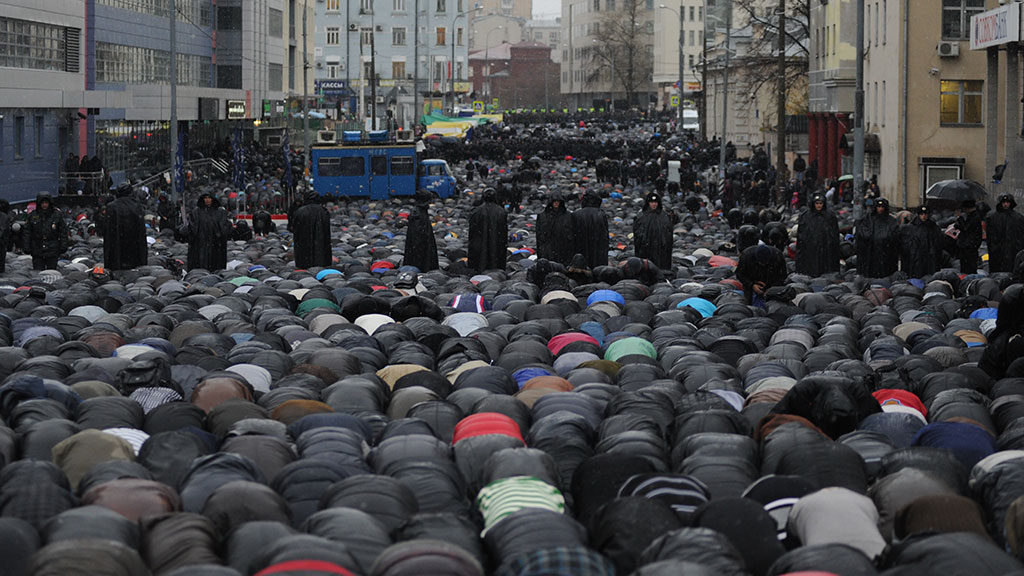 Курбан байрам в крыму. Мигранты Москва Курбан байрам. Праздник Курбан байрам Москва полиция. Мусульмане на улицах Москвы.