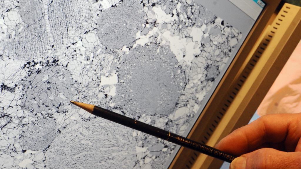 Осколки метеорита в dying light. Безногий спайдер dying light метеорит. Найдите осколки метеорита. Осколок метеорита. Осколки метеорита в dying light.