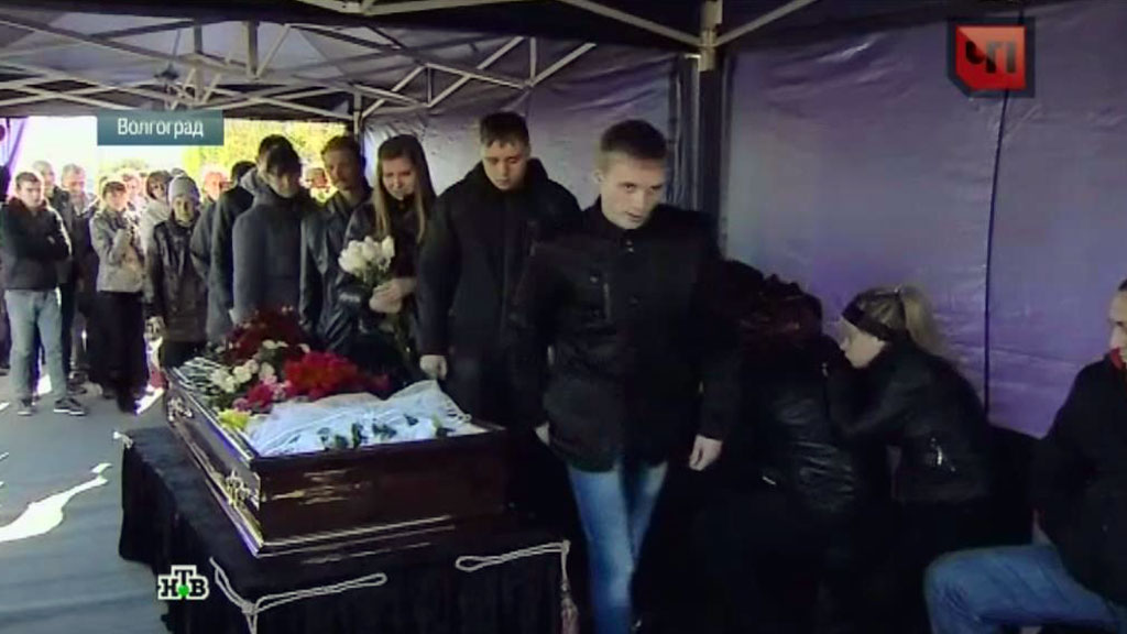 Похороны погибших в теракте в москве. Бесик Кудухов похороны. Похороны девочек в Волгограде. Похороны детей в Волгограде.
