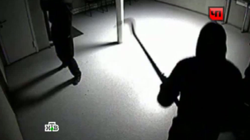 вор с камеры магазина. квартирный вор. видеонаблюдения кража. видеонаблюдения кража. убирай камеру охранник.