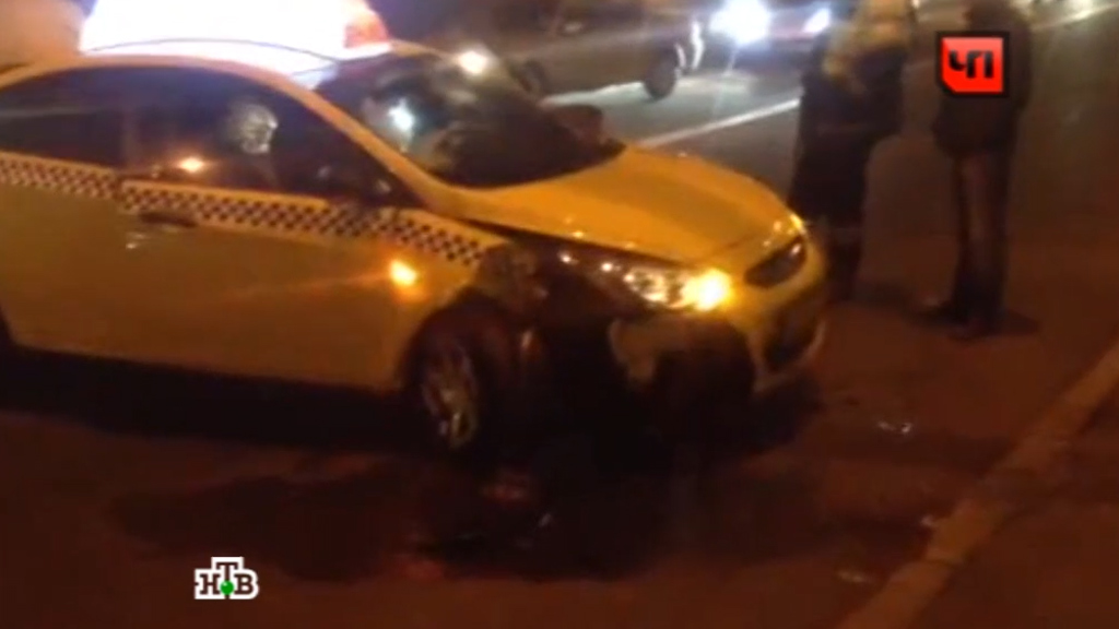Столб упал на такси в Москве. Сегодня авария на Рублёвском шоссе вечером с такси в г.Москва. Метро шоссе такси кофе