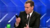 Дмитрий Медведев носит с собой YotaPhone, но iPhone не выбросил
