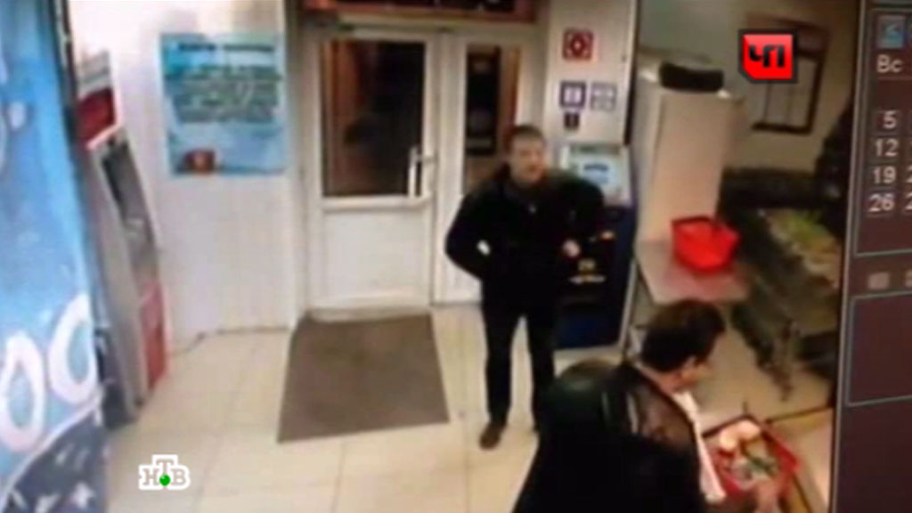 кража в магазине запись с камеры. мафия магазин самокатов. наружная видеокамера. замаскированные камеры в магазинах. украл камеру видеонаблюдения.