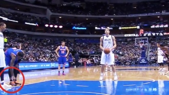 Баскетболиста NBA поймали за развязыванием шнурков сопернику