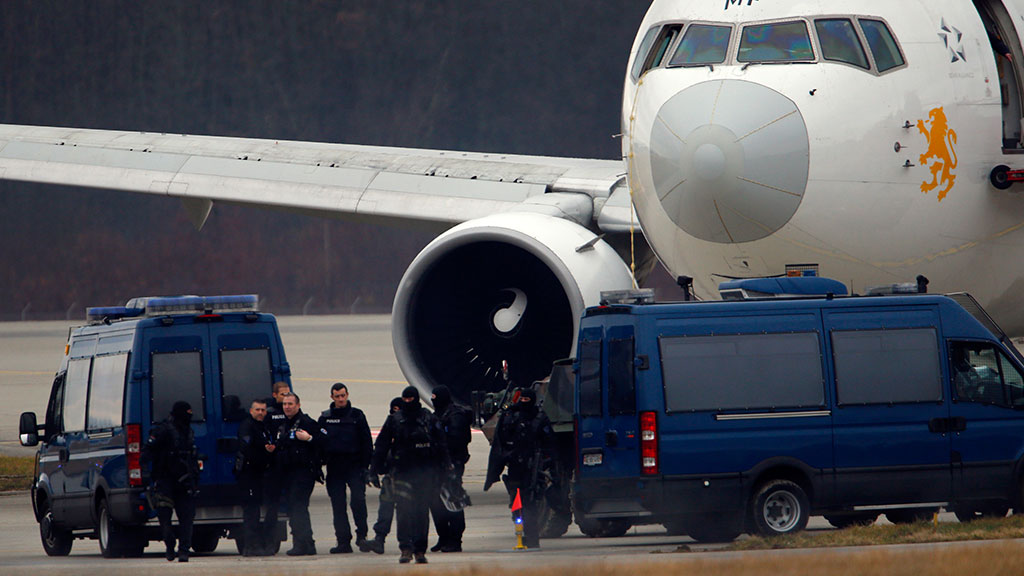 Захват воздуха. Ethiopian Airlines Flight 702. Заложники в самолете. Угон Boeing 767 в Швейцарию 17 февраля 2014 год. Bomb hijacking.