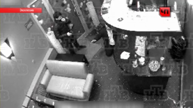 Вооруженные грабители напали на букмекерскую контору в центре Москвы.букмекеры, камера наблюдения, Москва, налетчики, нападения, ограбления, эксклюзив.НТВ.Ru: новости, видео, программы телеканала НТВ