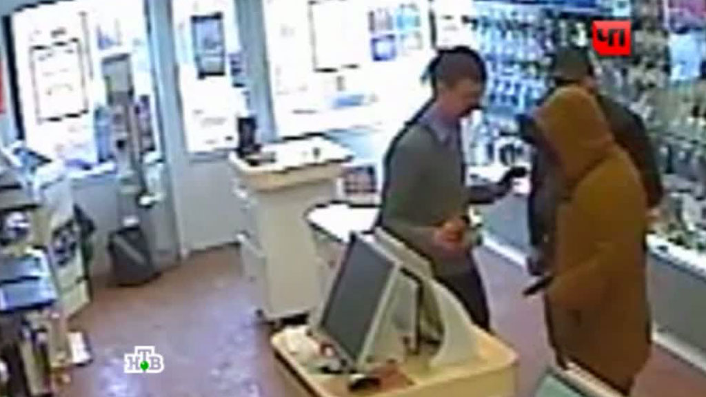 видеонаблюдения кража. охранники камеры наблюдения кадр из фильма. ограбление в москве с вешалкой. ограбление на камере видеонаблюдения. камера наблюдения сбербанк.