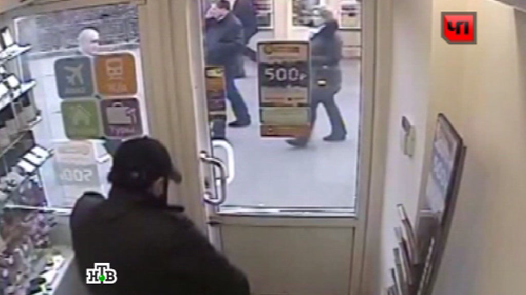 воровство в магазине с камер видеонаблюдения. видеонаблюдение магазин воры. видеонаблюдение на даче от воров. пост пикабу украл кроссовки. монтаж видеонаблюдения.