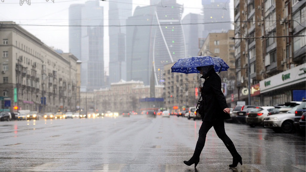 Дождь переехал. Дождливый день в Москве. Дождик в Москве. Дождь в Москве. Весенний дождь в Москве.