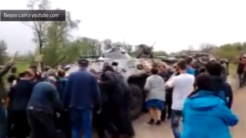 Колонны остановились. Донбасс останавливали танк руками. Жители Донбасса останавливают украинские танки. Мирные жители руками останавливают танк. Жители Донбасса останавливают танки руками.