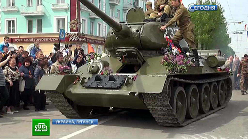Дерево чехословакии танки. Памятный танк в луганске. Танк т-34 в боевых действиях. Встречаем танки. Танк из цветов.