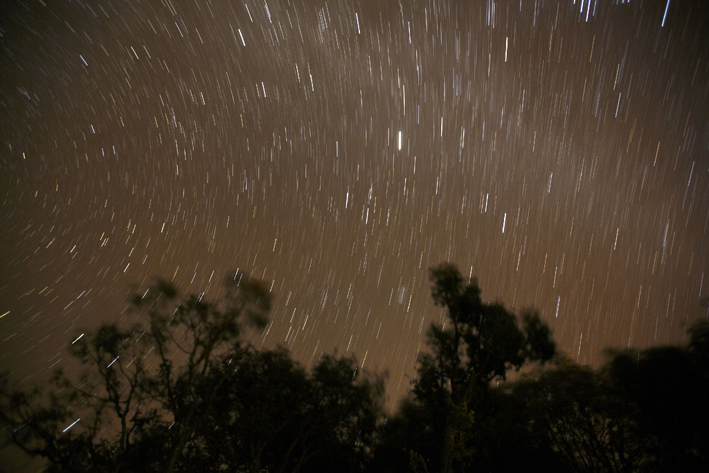 Альфа центавриды метеорный поток. Метеорный поток геминиды. Радиант метеорного потока аквариды. Наблюдение метеоритный дождь. Family watches meteor showers.
