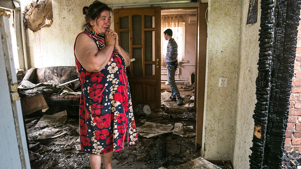 Как живут сейчас люди на украине. Мирные жители донбаса2014. Жители Донбасса в подвалах. Люди живущие в разрушенных домах.