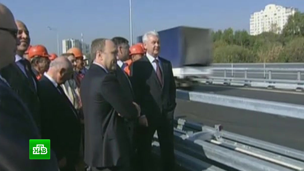 Эскалатор в метро москвы. Самый длинный пеший путь в россии. Собянин. Самый большой каток в москве 2022. Самая длинная улица в москве название.