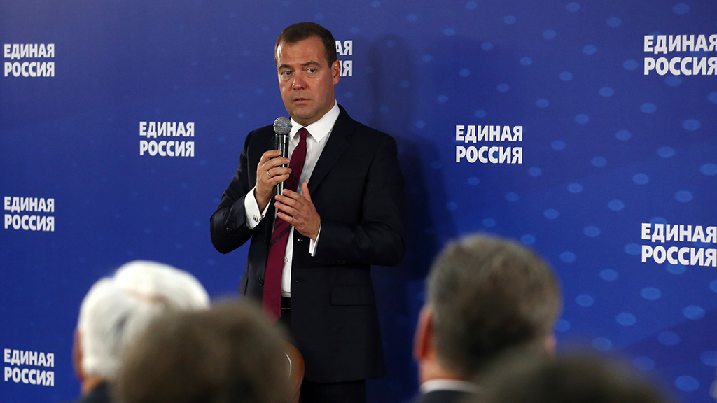 Медведев в Крыму 2014. Медведев ждет.