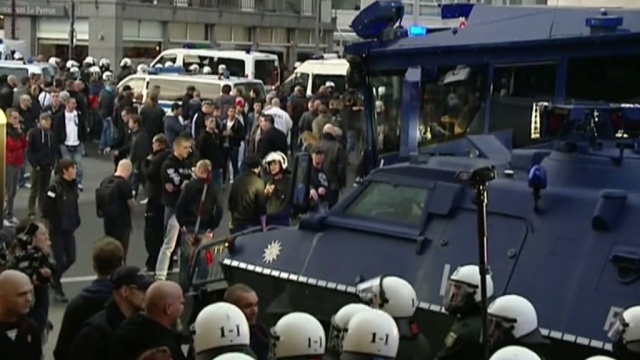 Немецкие ультрас и исламисты схлестнулись на улицах Кёльна.Германия, ислам, футбол, беспорядки, фанаты, полиция, погромы.НТВ.Ru: новости, видео, программы телеканала НТВ