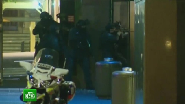 Захват заложников в Сиднее: жители города несут цветы к зданию кафе.НТВ.Ru: новости, видео, программы телеканала НТВ