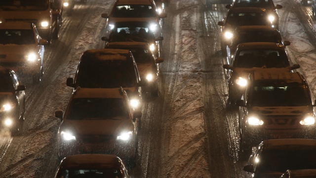 Рекордные пробки продолжают терзать предновогоднюю Москву даже ночью.аэропорты, автомобили, снег, пробки, Москва, дороги, зима.НТВ.Ru: новости, видео, программы телеканала НТВ