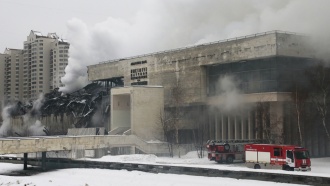 Пожар в библиотеке ИНИОН РАН: <nobr>из-под</nobr> завалов валит густой черный дым