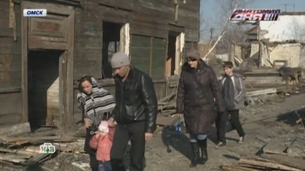 Аварийное жилье в омске. Аварийное жилье омск фото. Ульяновск аварийный дом. Омский аварийный дом. Расселение из аварийных домов фото омск.