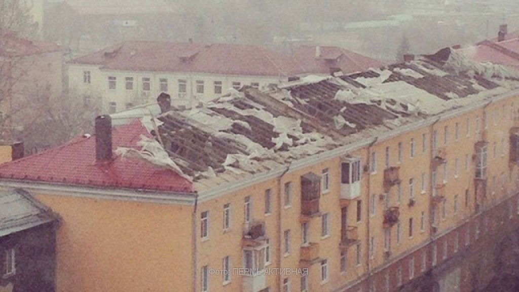 В Атырау горит крыша пятиэтажного дома (ВИДЕО)