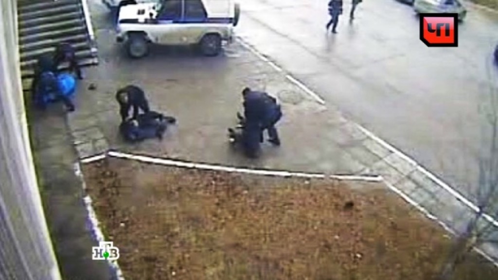 Таджики расправы. Таджики избили полицию. Таджики напали на полицейских. Засняли камеры видеонаблюдения.