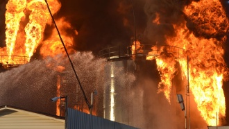 Три резервуара продолжают гореть на нефтебазе под Киевом