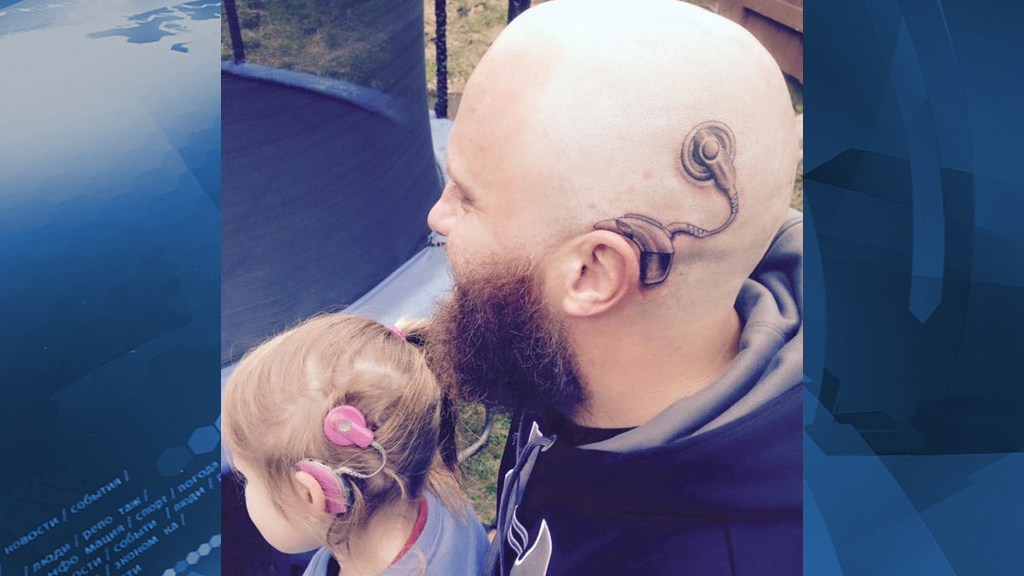 Отец “украсил” себе руку татуировкой рисунков своей маленькой дочери