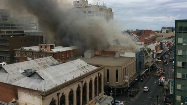 В центре австралийской Аделаиды бушует мощный пожар.Австралия, пожары.НТВ.Ru: новости, видео, программы телеканала НТВ