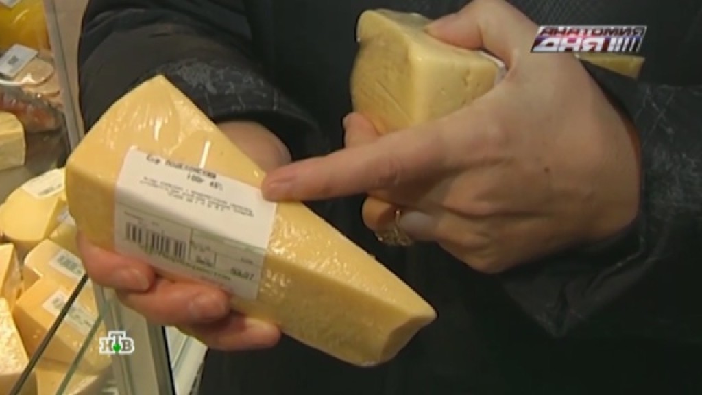 Можно есть просроченный сыр. Просроченный сыр. Просрочка сыра. Как выглядит просроченный сыр. Этикетка просрочка.