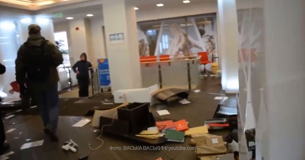 в екатеринбурге ограбили банк. по факту беспорядков в киеве возбуждено уголовное дело. обыски в бюро. ограбление круглосуточного магазина в америке. в екатеринбурге ограбили банк.