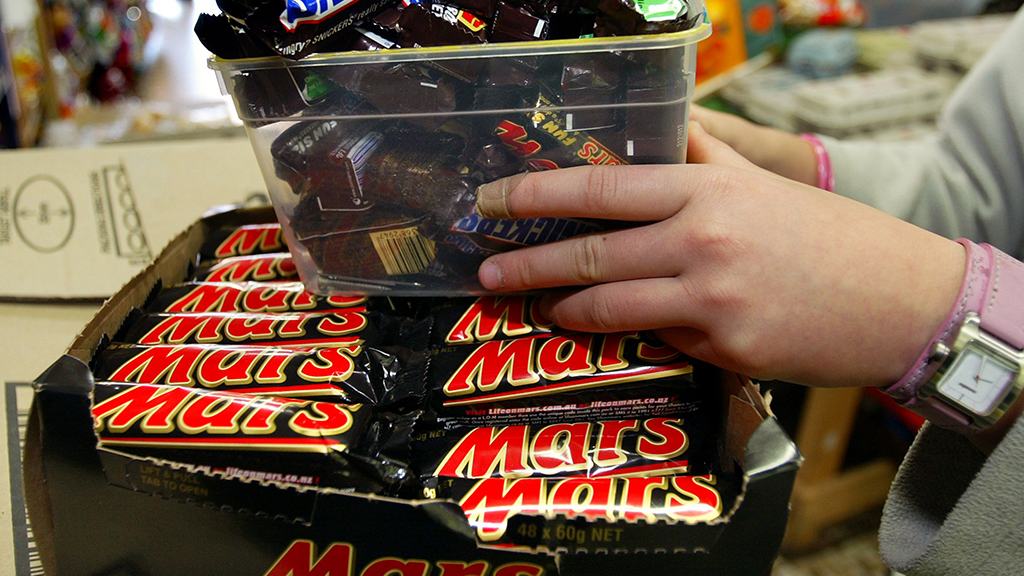 Сняли шоколадку. Батончик Марс с кружкой чая фото. 1024 X 576 Милка шоколадка. Mars Plastic - find the way (1993).