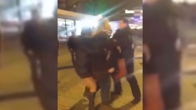 В Новокузнецке пьяные женщины устроили драку со стрельбой при ребенке (видео) — Росбалт