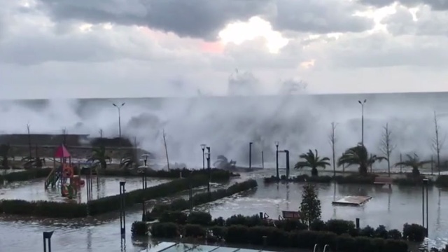 «Шторм года»: жители Сочи публикуют кадры заливающих набережные гигантских волн.Сочи, море, штормы и ураганы.НТВ.Ru: новости, видео, программы телеканала НТВ