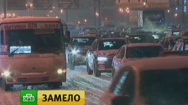 Коммунальщики расчистили большинство магистралей после снегопада в Москве.зима, метель, Москва, погода, снег.НТВ.Ru: новости, видео, программы телеканала НТВ