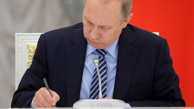 Путин подписал закон о декриминализации домашних побоев.Путин, драки и избиения, законодательство, семья.НТВ.Ru: новости, видео, программы телеканала НТВ