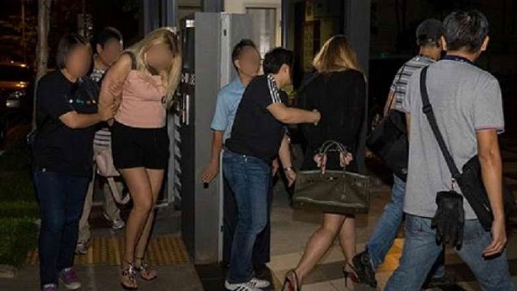 В массажном салоне Одессы задержали проституток